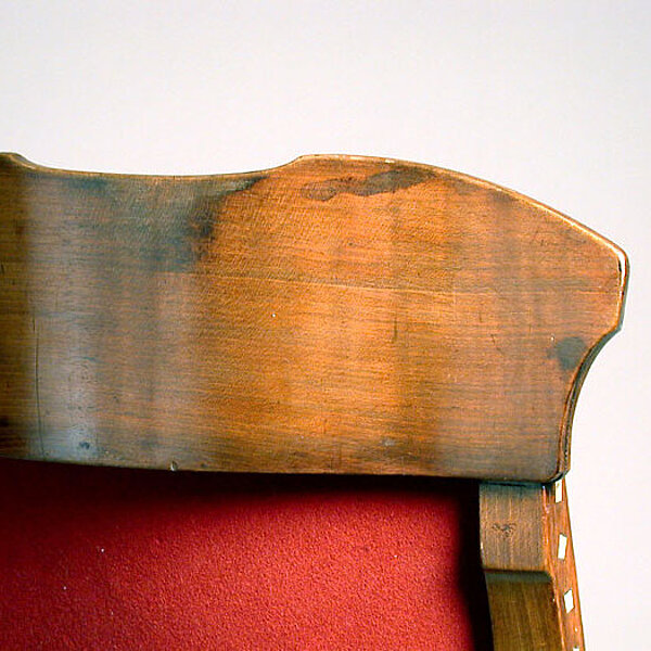 Detailansicht einer Lehne eines Holzstuhls.