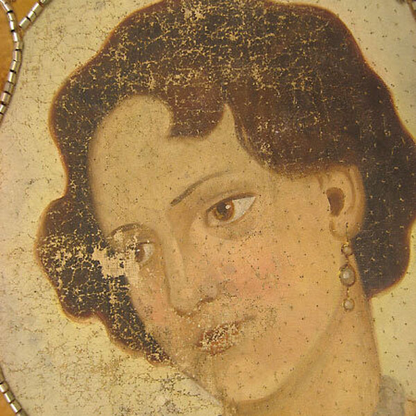 Detailansicht eines Gemäldes, Kopf einer Frau, die Farbe blättert stellenweise ab.