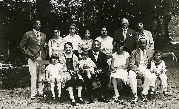 Historische schwarzweiß-Fotografie einer Familie mit 14 Personen.