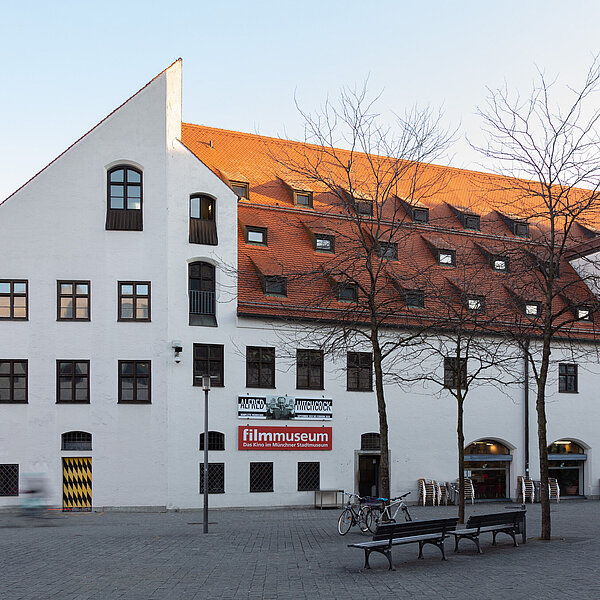 Die Fotografie zeigt das Filmmuseum im Münchner Stadtmuseum an einem Wintertag.