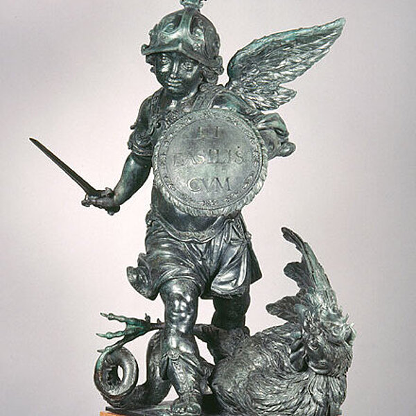 Eine bewaffnete Engelsfigur aus Bronze, die über einer gefiederten Fantasiefigur steht.