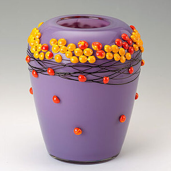 Bauchige Glasvase in violett, verziert mit filigranen schwarzen Linien und orangen und roten Punkten.