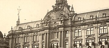 Historische schwarz-weiß-Fotografie eines fünfstöckigen Gebäudes mit repräsentativer Fassade.