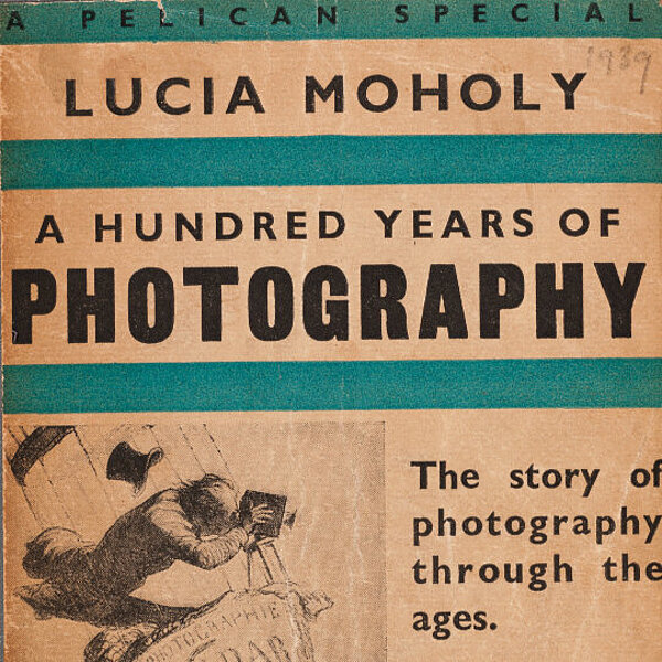 Blaues Buchcover mit grafischer Darstellung eines Fotografen im Heißluftballon 