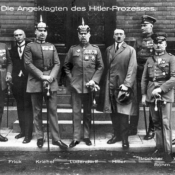 Historische schwarz-weiß-Fotografie einer Gruppe von Männern, größtenteils in Uniform.