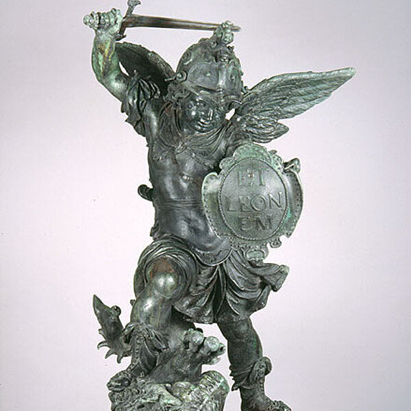 Eine bewaffnete Engelsfigur aus Bronze, die über einem Löwen steht.